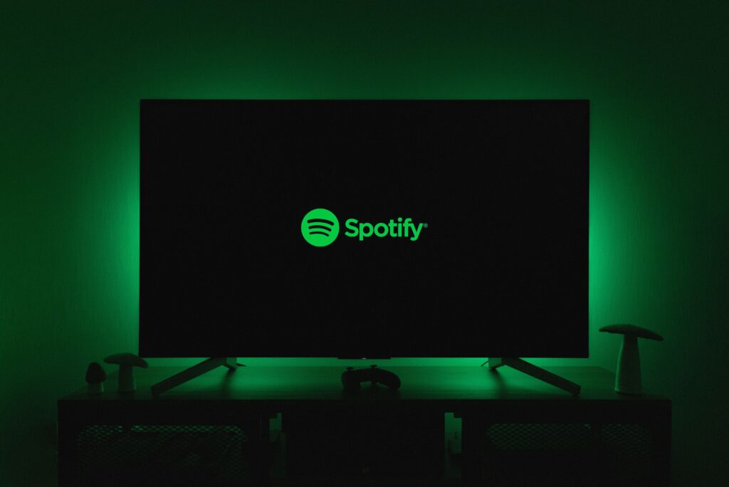 Écran de télévision affichant le logo Spotify