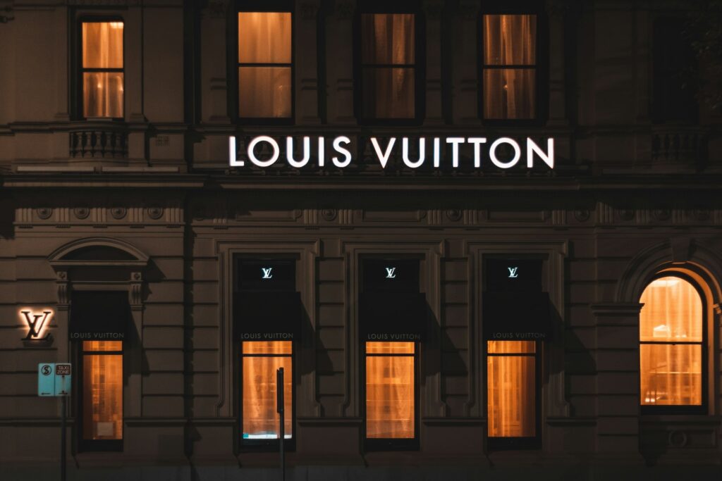 Boutique Louis Vuitton allumé dans la nuit. Définition du co-branding - AVICOM'